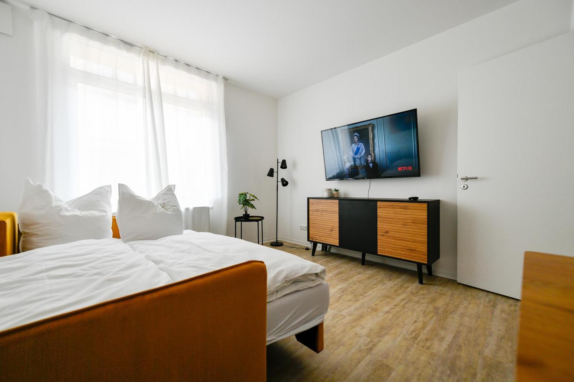 Ferienwohnungen Am Theater: Modern Central Apartments with Kitchen and Netflix Cottbus Exterior photo